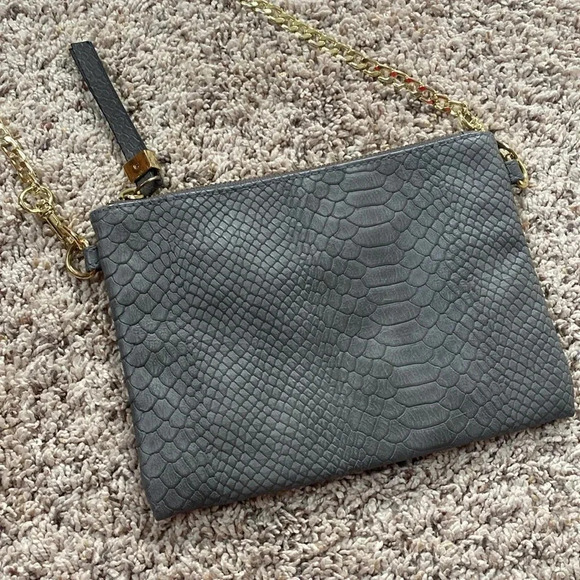 Merona Faux Snakeskin Clutch/Crossbody grey with gold chain - Picture 3 of 7